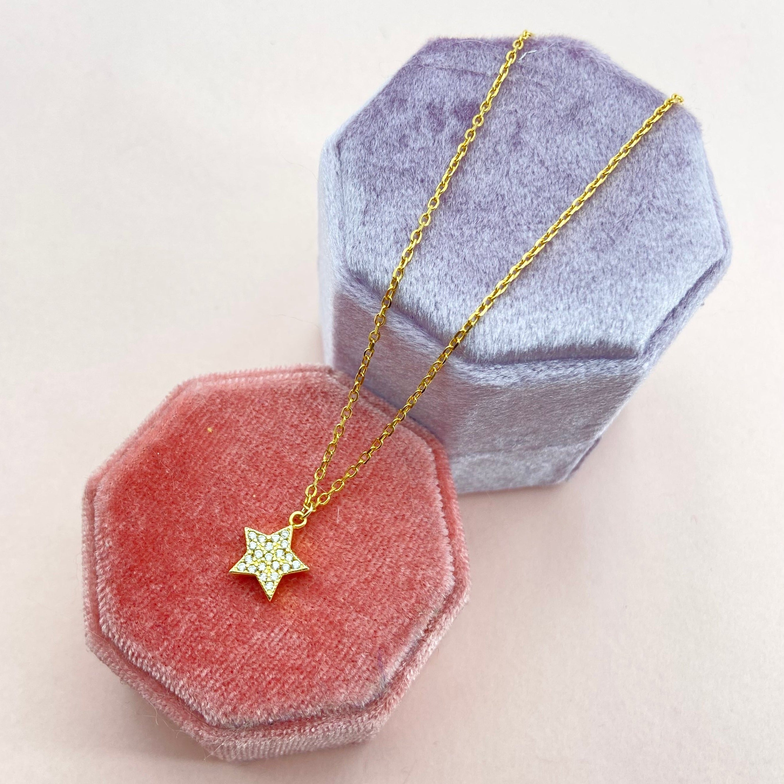 Collier avec pendentif étoile en zircone scintillante