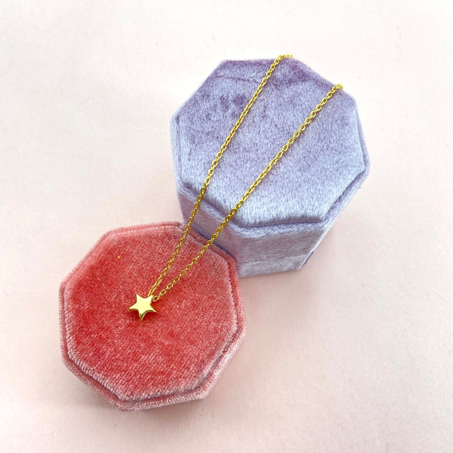 Halskette mit kleinem Sternanhänger, goldene Kette