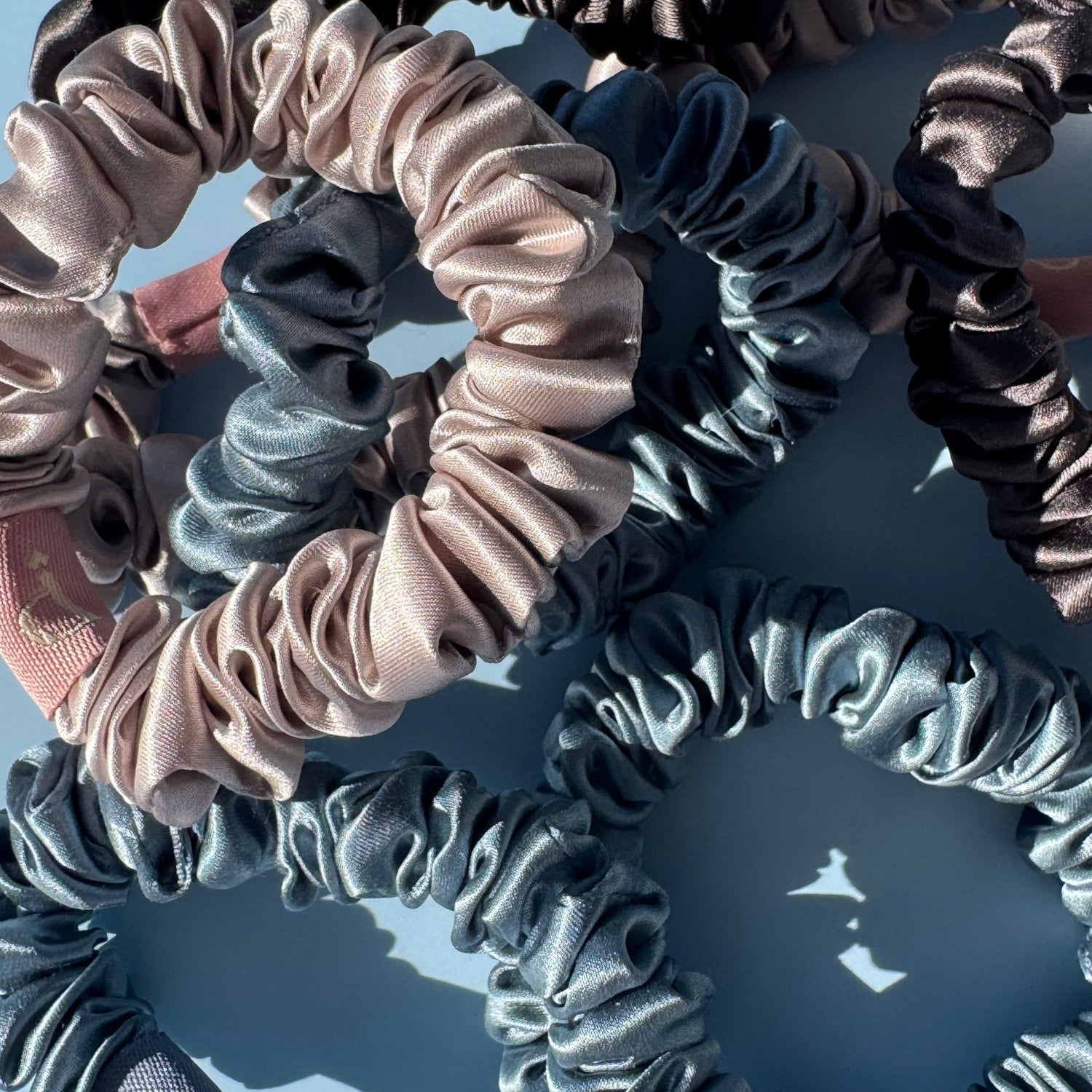 Schmale Seidenscrunchies in Farbe Blossom, Steel Blue und Moon Grey