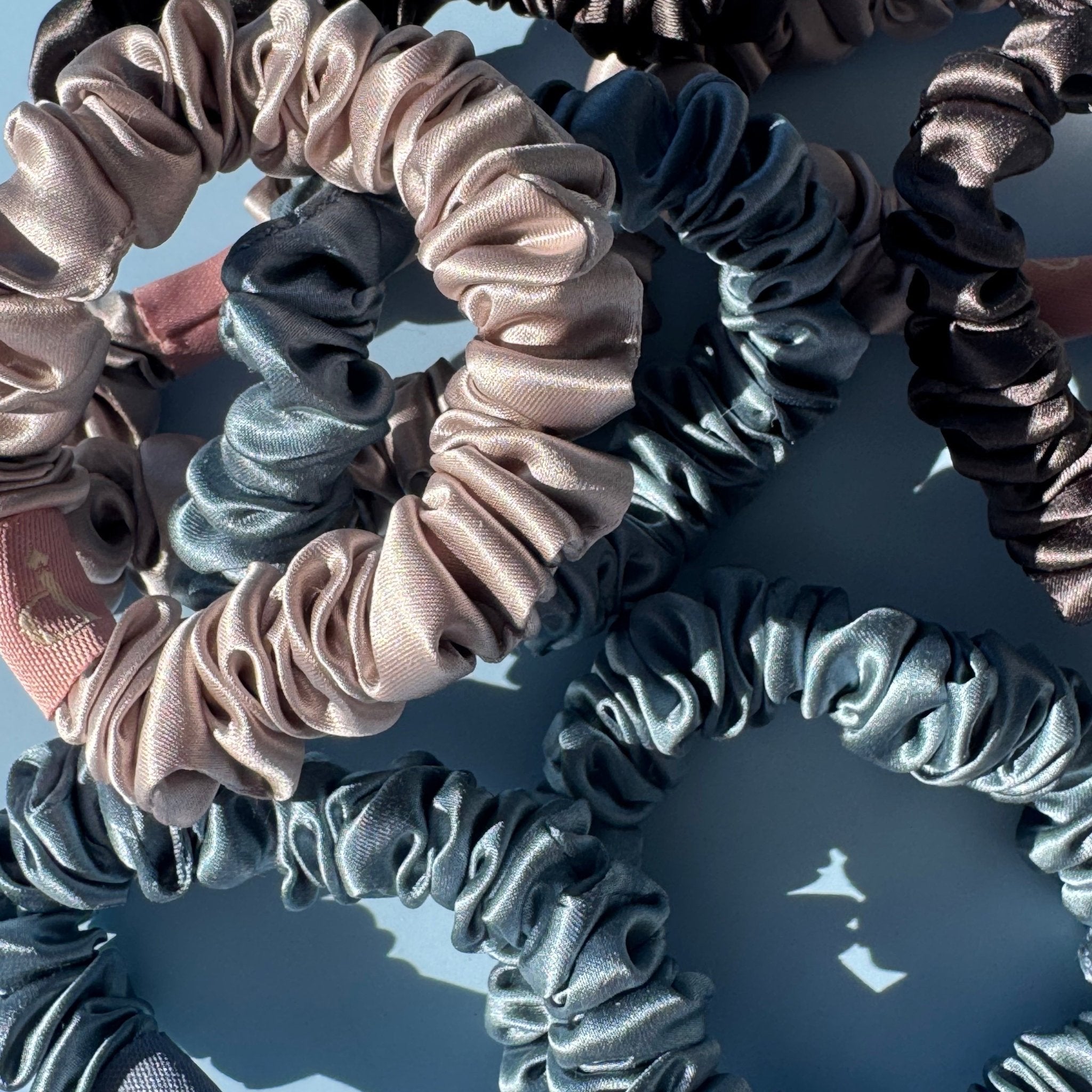 Schmale Seidenscrunchies in Farbe Blossom, Steel Blue und Moon Grey