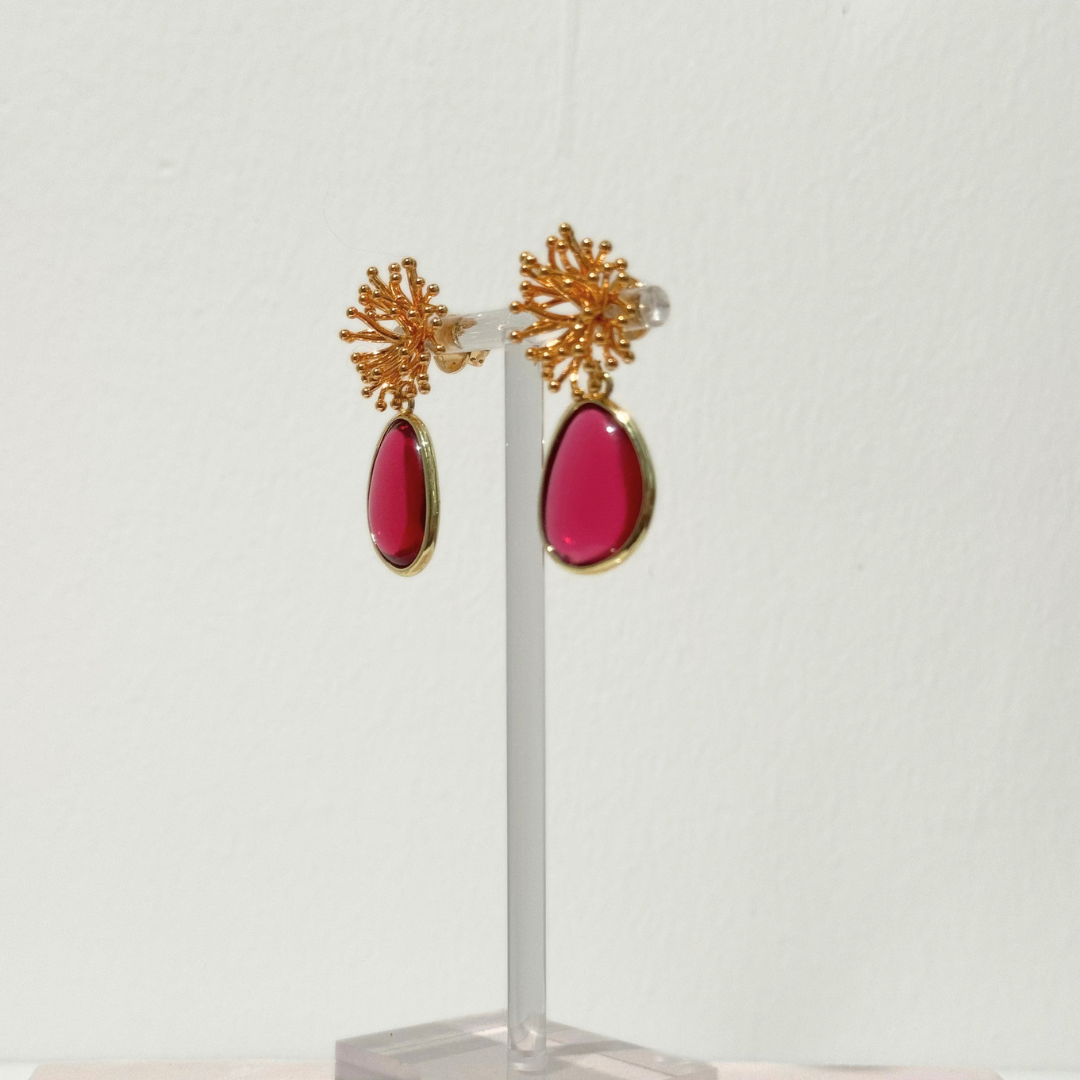 Seitenansicht der Coralline Fuchsia Statement Ohrringe von Pizzicato