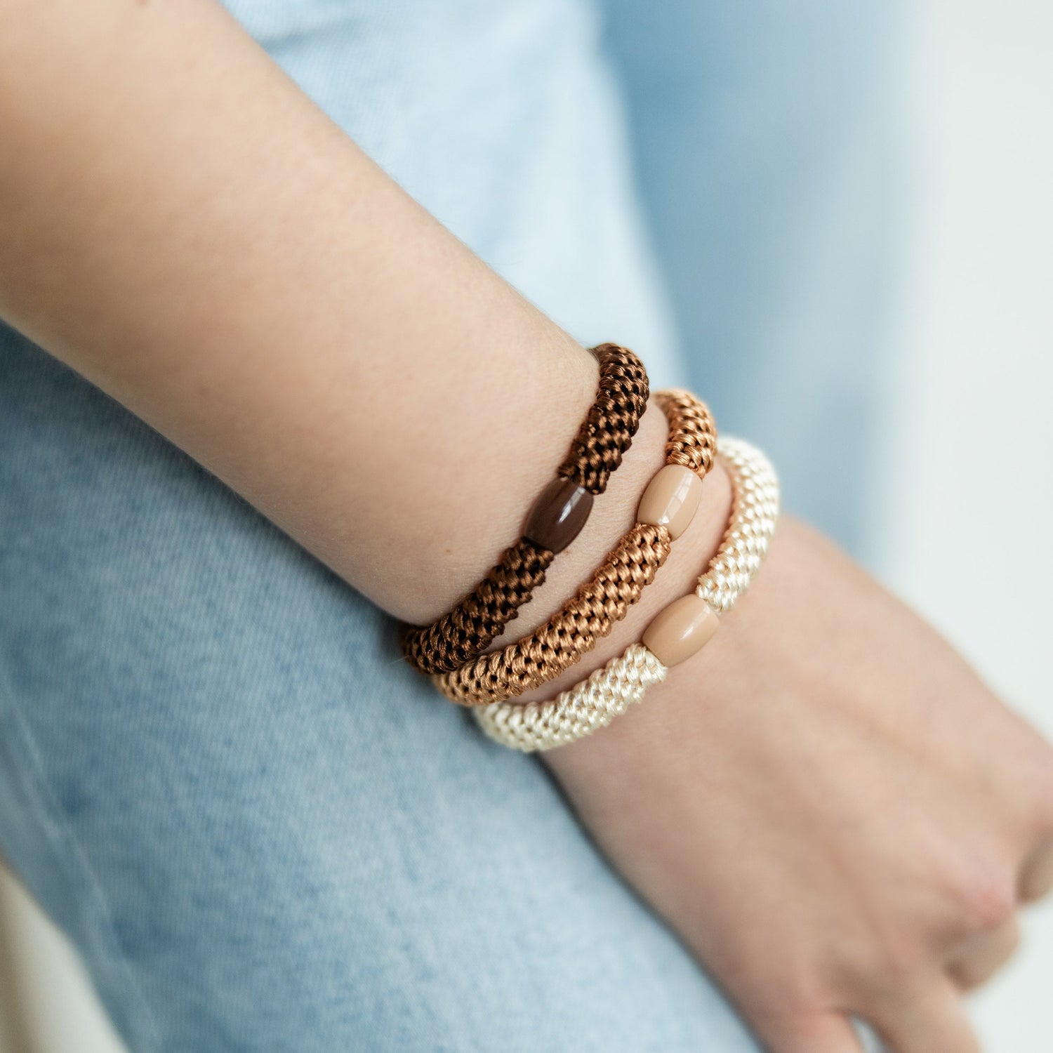 Am Handgelenk getragene geflochtenes Haargummis im 3er Set von Pizzicato in Mocca Cappucino Vanille 3er Set