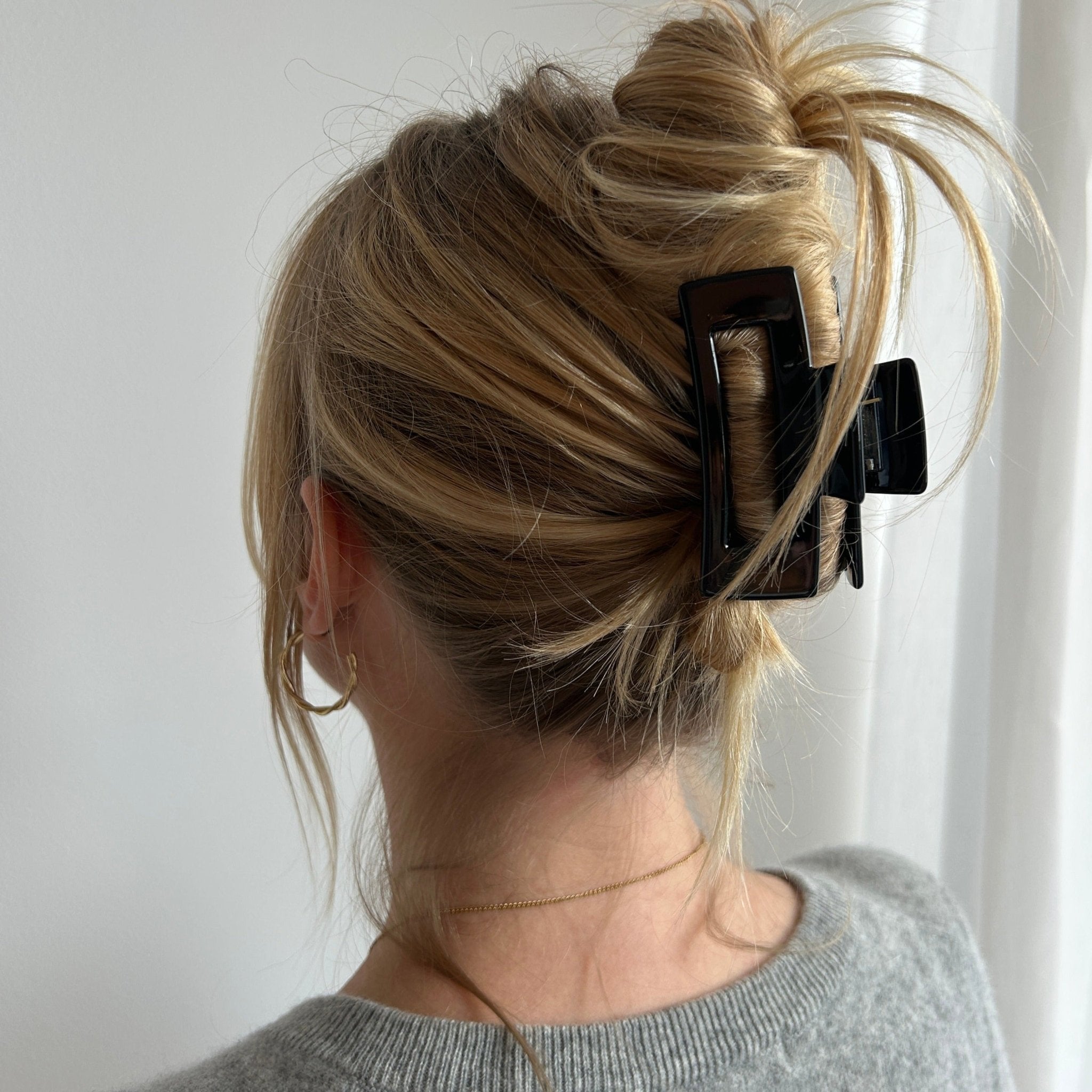 Frau mit großer Haarklammer im lässig hochgesteckten Haar.