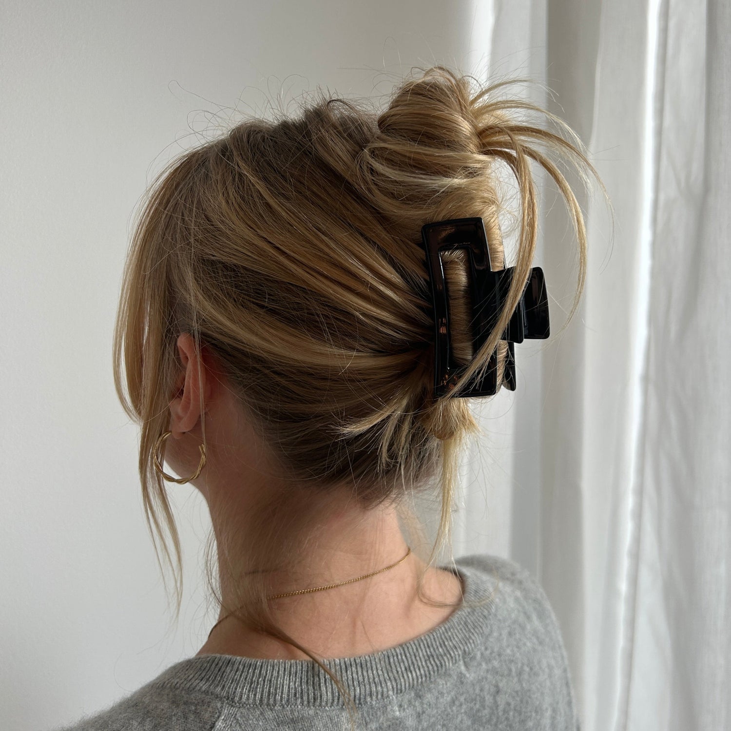 Frau mit mittelgroßer schwarzer eckiger Haarklammer im Haar