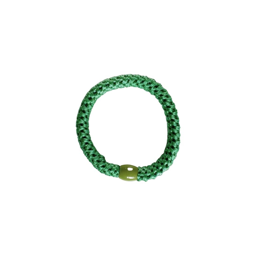 Geflochtenes Haargummi und Armband in Mittelgrün
