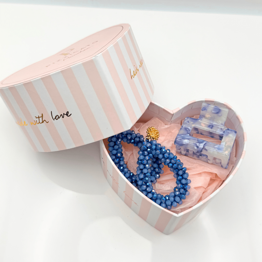 Pizzicato Schmuck Geschenkset mit BLOOM Seablue Ohrringen und Mini Minimalist Sky in rosa Herzbox