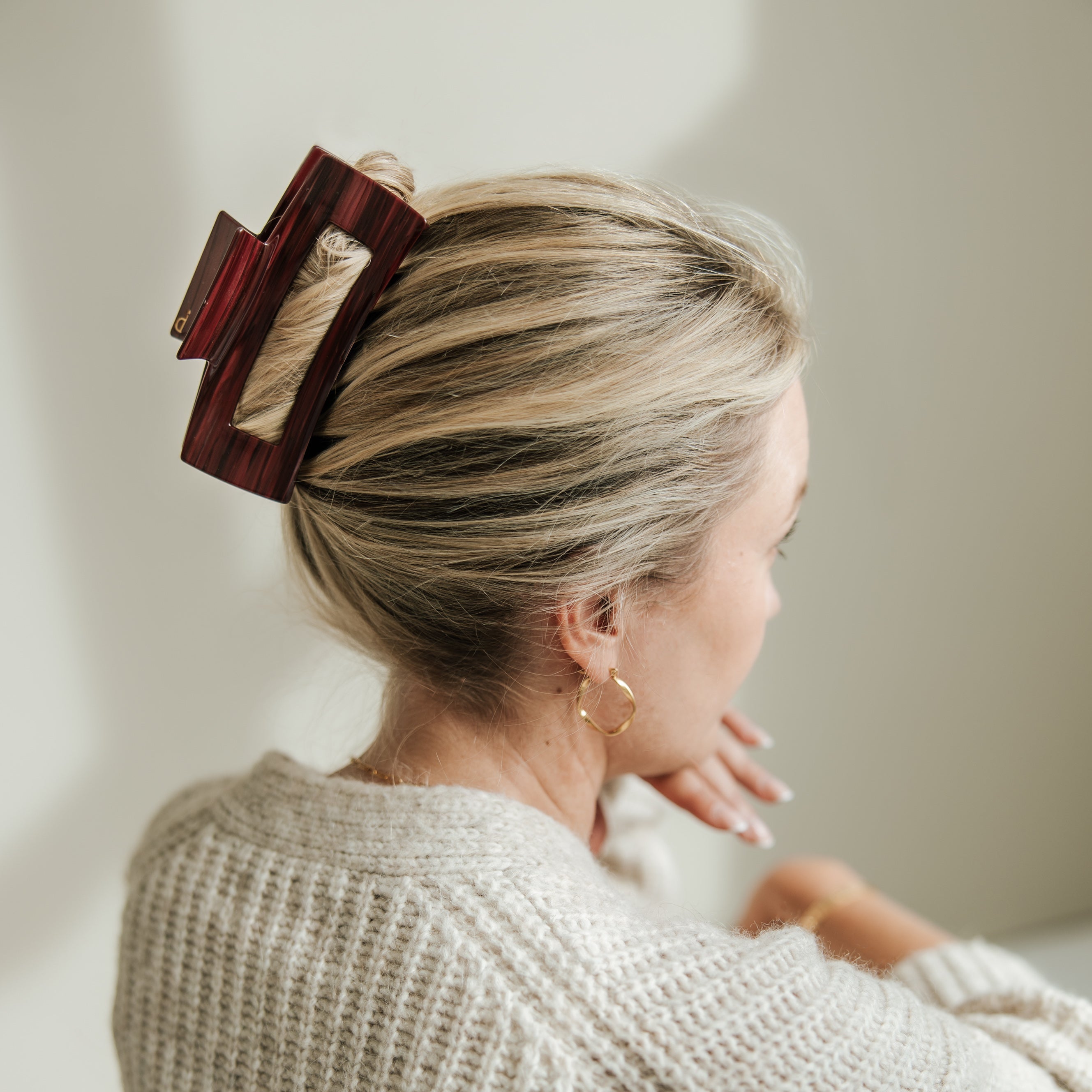 Minimalist Haarklammer in Burgundy von Pizzicato – nachhaltige Haarspange aus Cellulose-Acetat, erhältlich in den Größen S-XL, getragen im Haar
