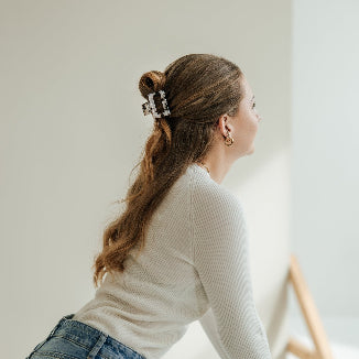 Haarklammer Minimalist Leo White von Pizzicato – elegante Haarspange aus Celluloseacetat im weißen Leo-Muster, perfekt für stilvolle Frisuren.
