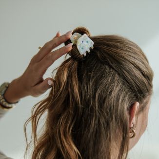 Twiggy Haarklammer Small Hearts in Sugarwhite von Pizzicato – nachhaltige Haarspange aus Cellulose-Acetat mit bunten Herzen, getragen im Haar