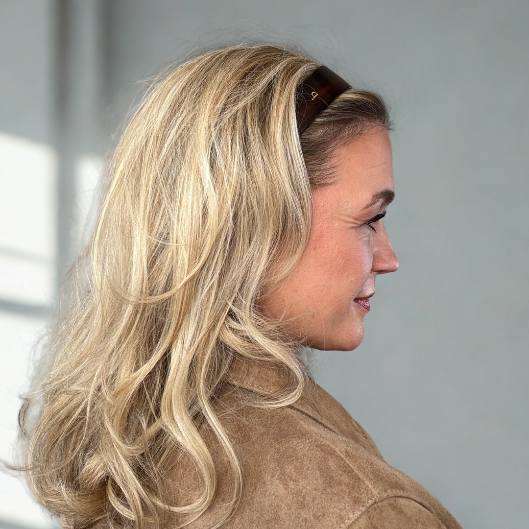 Pizzicato Haarreif in Chocolate aus Cellulose-Acetat mit seitlicher Logo Gravur in elegantem Braun