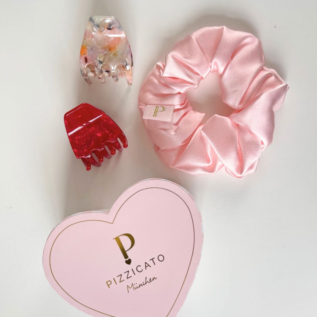 Geschenkbox in Herzform mit 2 Twiggy Haarklammern in Cranberry und Primrose sowie Seidenscrunchie in Balletrose