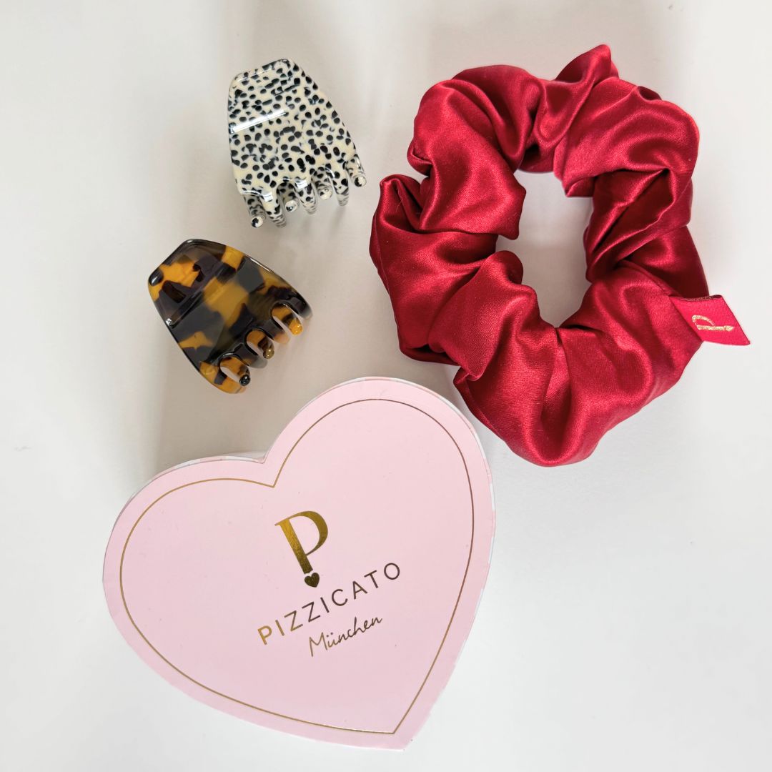 Herz-Geschenkbox Pizzicato mit 2 Twiggy Haarklammern in Leo Dark ud Chia Black sowie Seidenscrunchie in Bordeaux