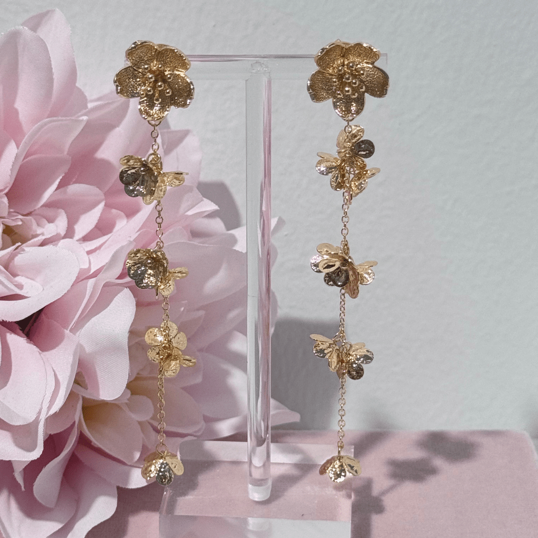Blossom Cascade Statement Ohrringe mit vergoldetem Blütenstecker