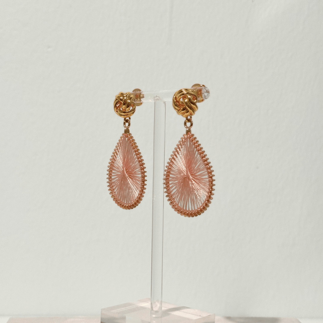 Seitenansicht der Knotted Boho Blush Statement Ohrringe von Pizzicato