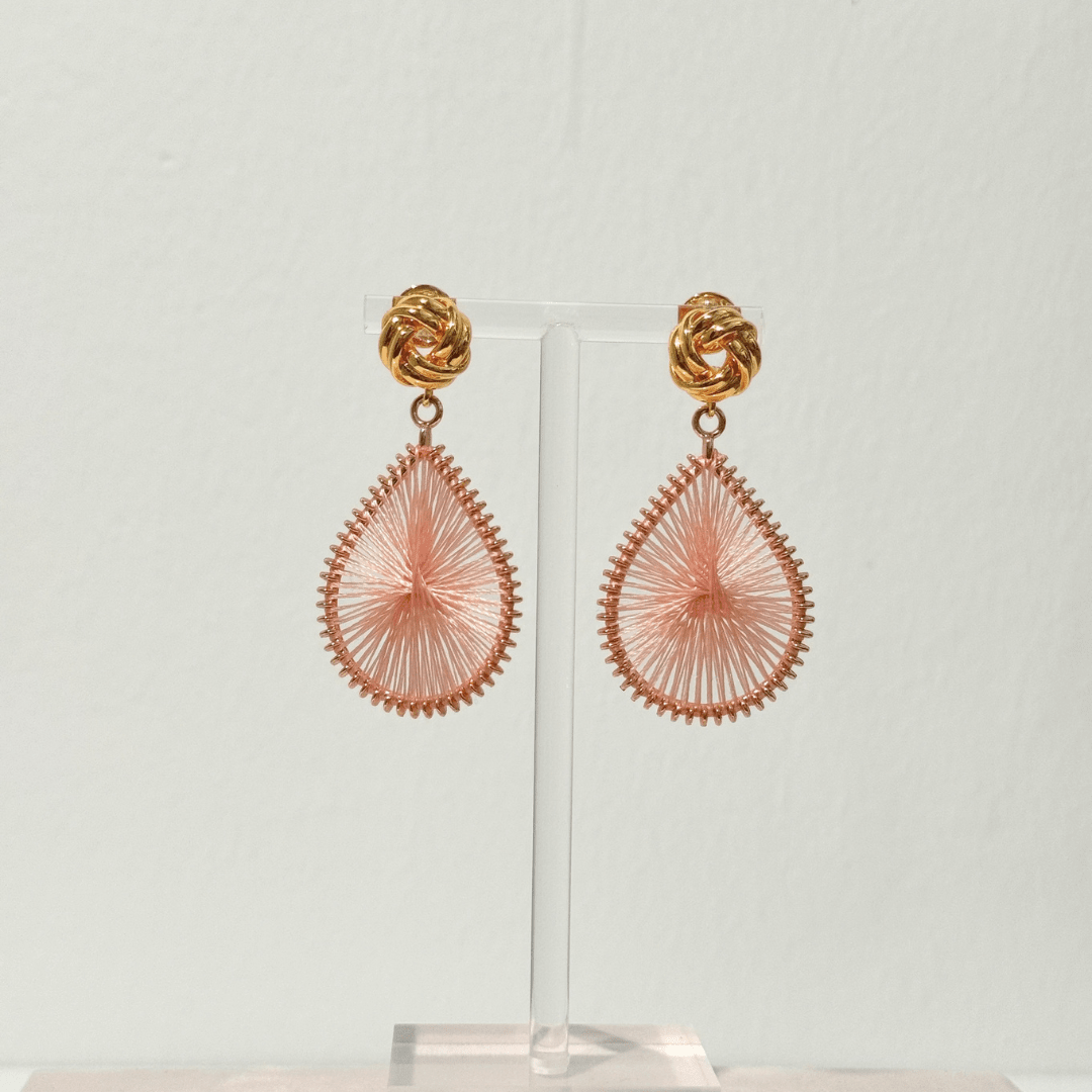 Knotted Boho Blush mit filigranem tropfenförmigem Anhänger in Blush