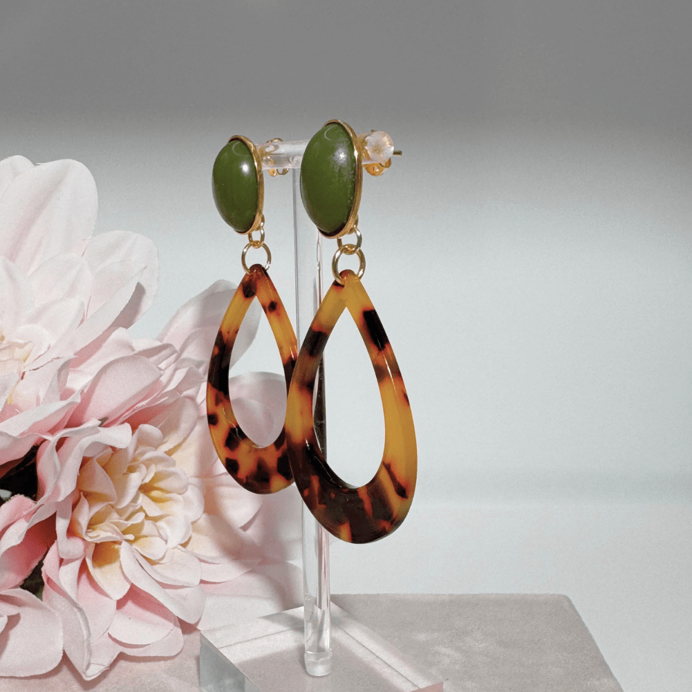 Leo Hoop Olive mit offener Tropfenform in Leo-Optik von Pizzicato