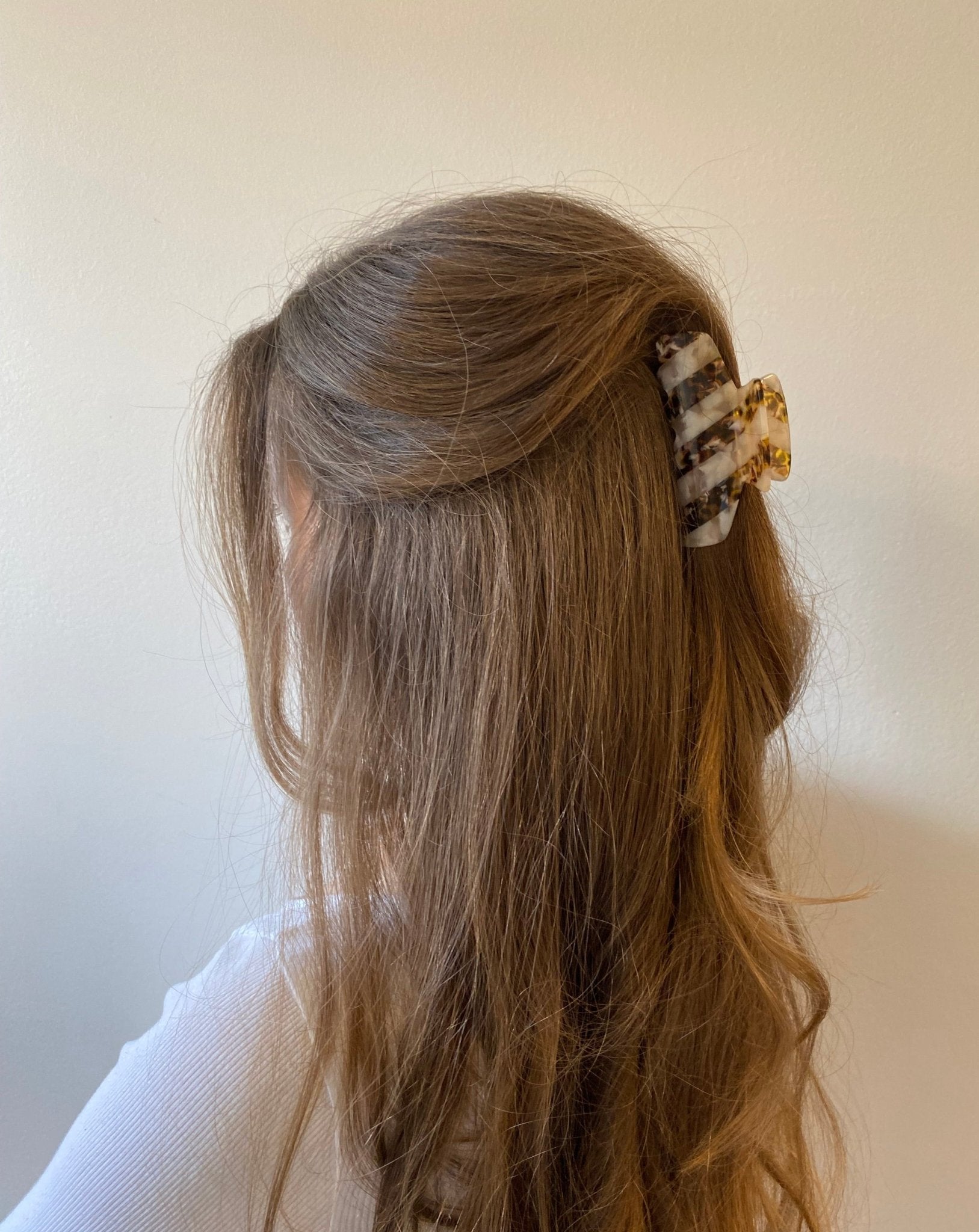 Barrette à cheveux Holly, léopard blanc crème aspect écaille