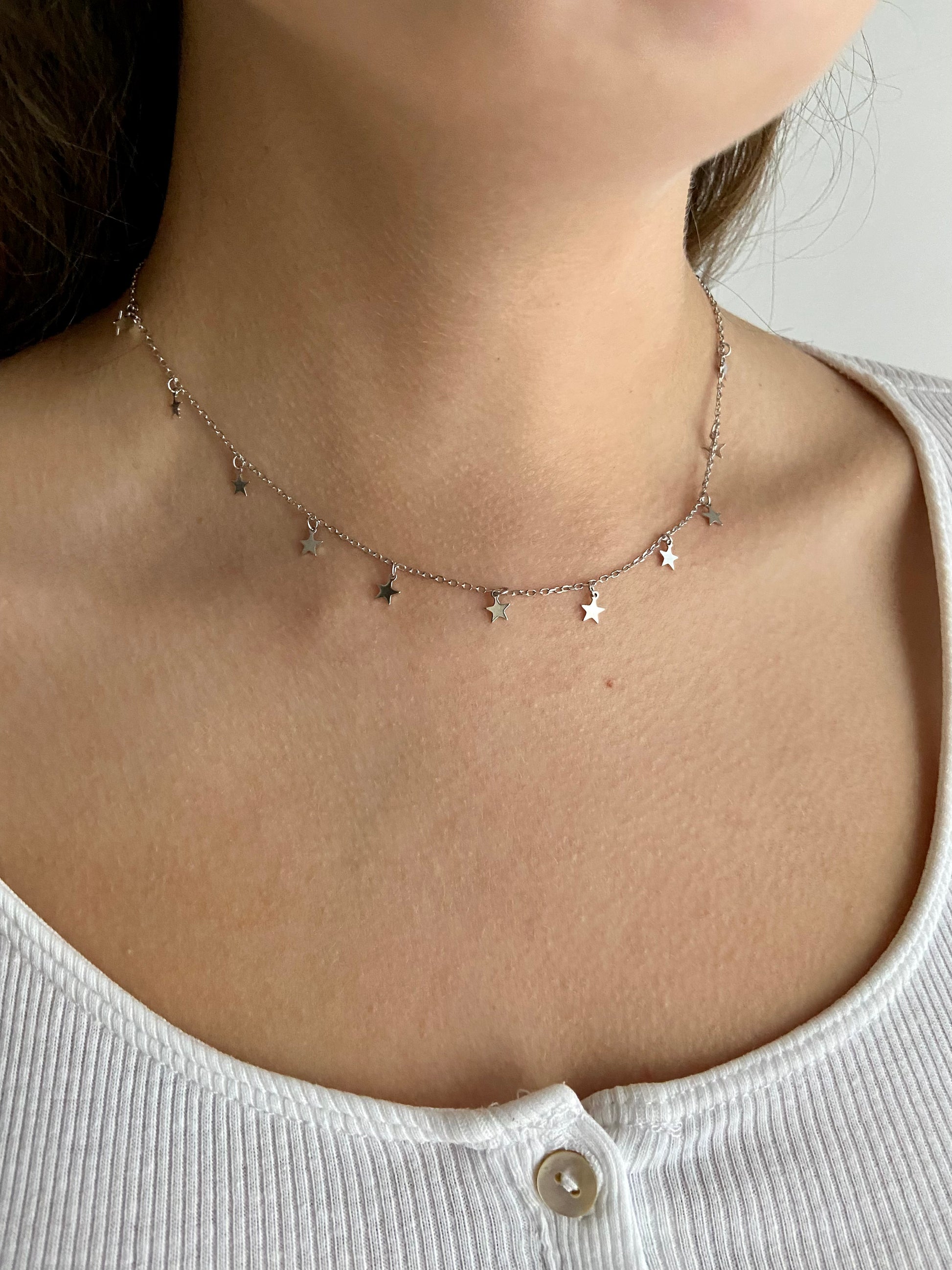 zierliche Silberkette mit kleinen Sternchenanhängern, Pailettenkette, minimalistischer Schmuck