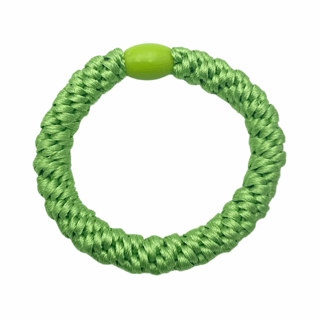 Geflochtenes Haargummi und Armband in Frühlingsgrün