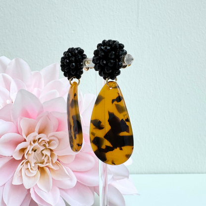 Beaded Leo Noir mit facettiertem Glasperlen-Ohrstecker von Pizzicato
