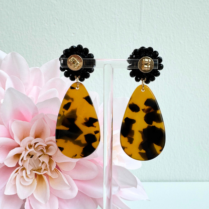 Handmontierte Statement Ohrringe Beaded Leo Noir aus München
