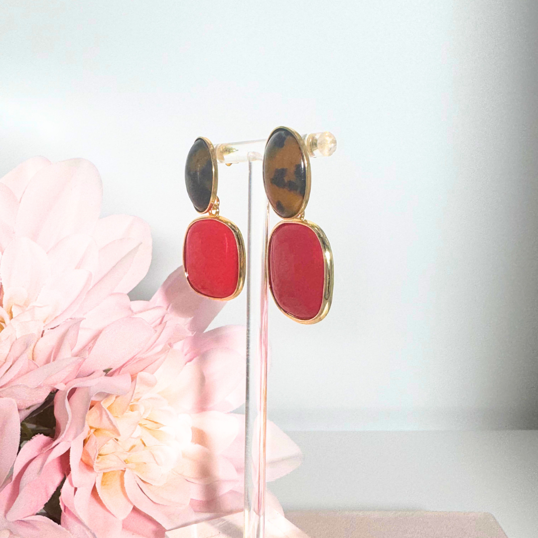 Bella Leo Red mit ovaler Cabochon-Fassung und Katzenauge
