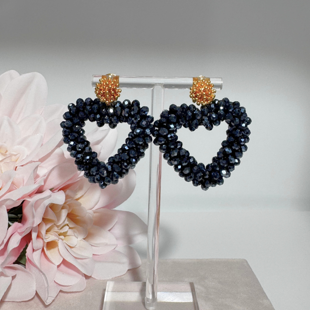 Herzförmige Statement Ohrringe aus facettierten Glasperlen in Midnight Blue
