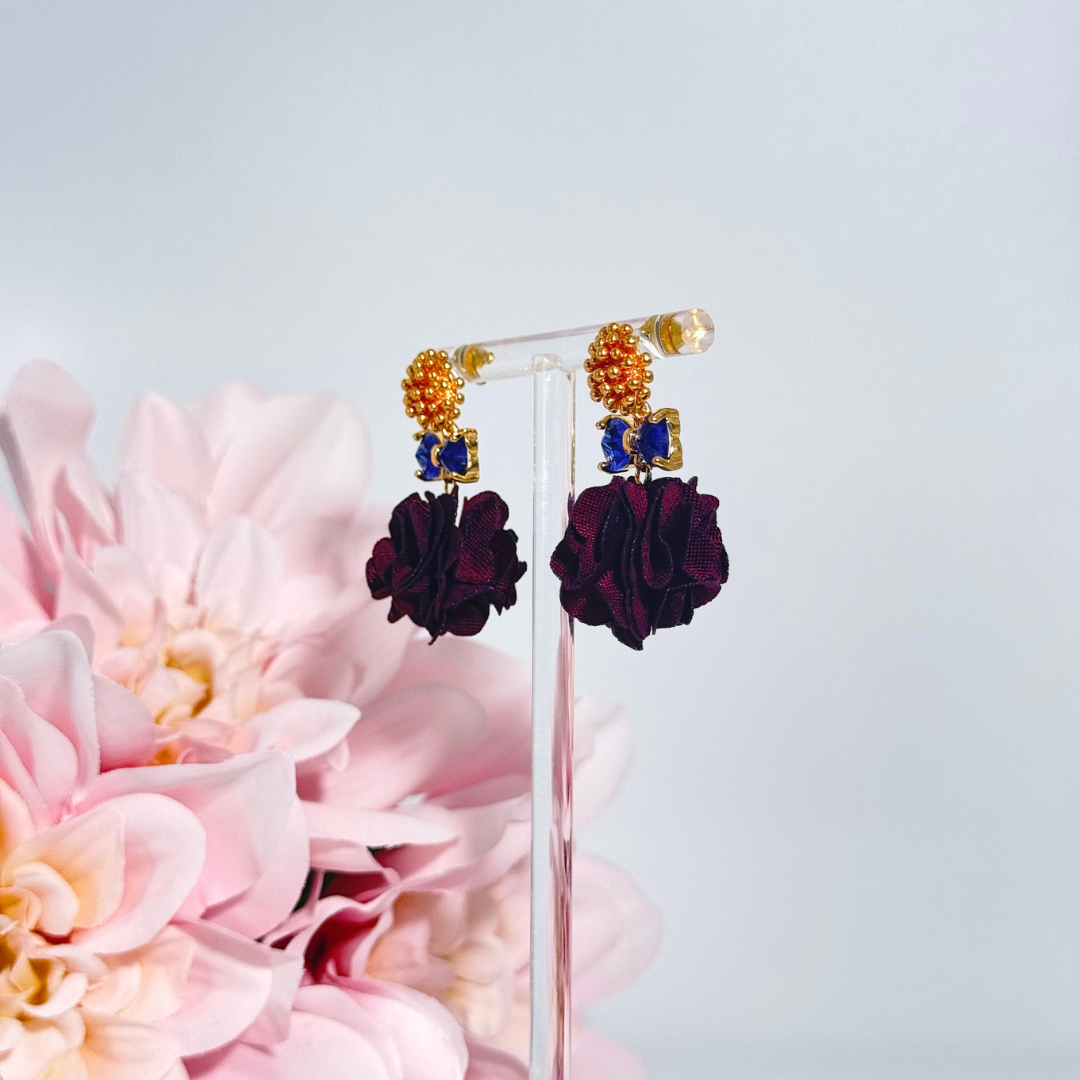 Bloomy Bow Aubergine mit floraler Textilblüte und Glasschleife
