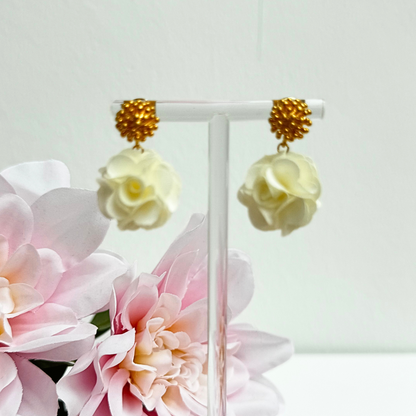 Florale Statement Ohrringe mit cremeweißer Textilblüte
