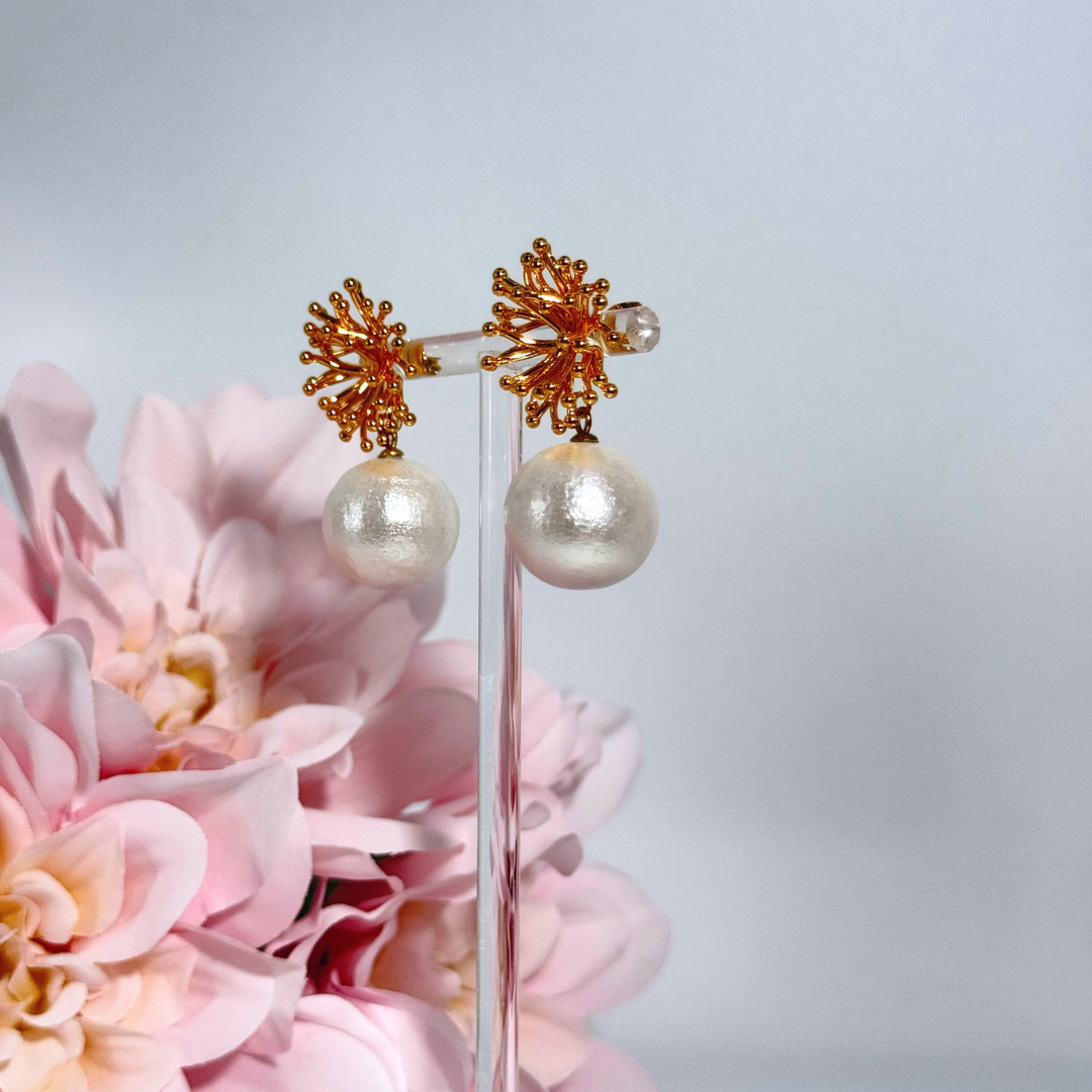 Coralline Big Pearl mit großer Baumwollperle und vergoldetem Ohrstecker

