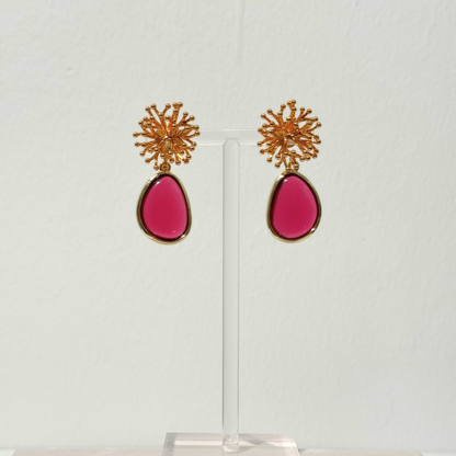 Coralline Fuchsia Ohrringe mit tropfenförmigem Anhänger in Fuchsia
