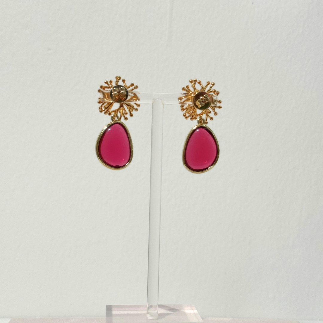 Rückansicht der Coralline Fuchsia Ohrringe mit goldenem Stecker
