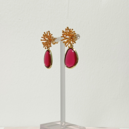 Seitenansicht der Coralline Fuchsia Statement Ohrringe von Pizzicato
