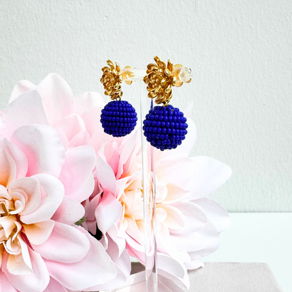 Florale Statement Ohrringe mit handgearbeiteter Glasperlenkugel in Royal Blue

