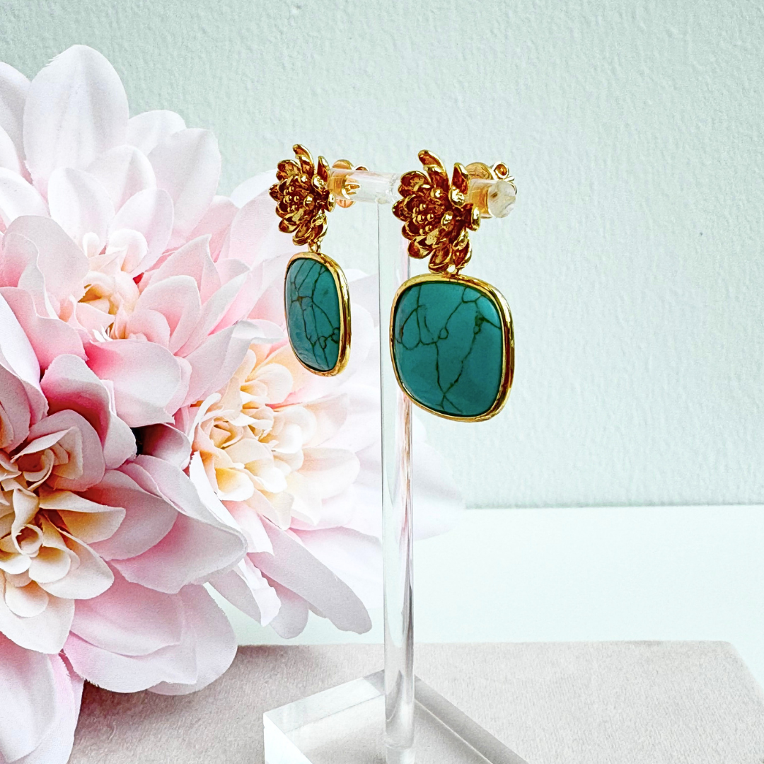 Florale Statement Ohrringe mit Magnesit in goldfarbener Fassung
