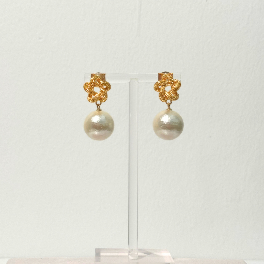 Eternity Champagne Pearl Perlenohrringe in Gold und Champagne von vorne
