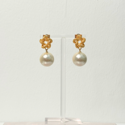 Eternity Champagne Pearl Perlenohrringe in Gold und Champagne von vorne
