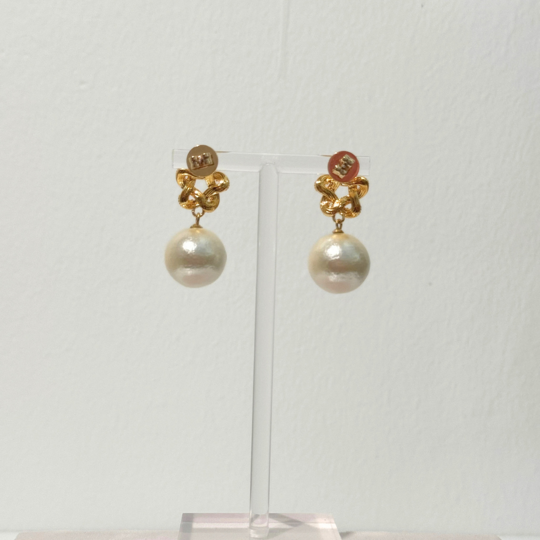 Rückansicht der Eternity Champagne Pearl Ohrringe von Pizzicato
