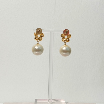 Rückansicht der Eternity Champagne Pearl Ohrringe von Pizzicato
