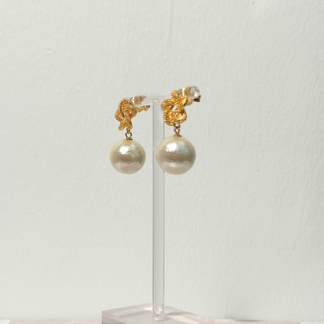 Seitenansicht der Eternity Champagne Pearl Ohrringe mit 16 mm Baumwollperle
