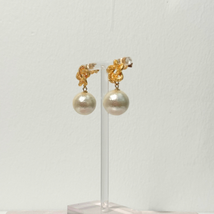 Seitenansicht der Eternity Champagne Pearl Ohrringe mit 16 mm Baumwollperle
