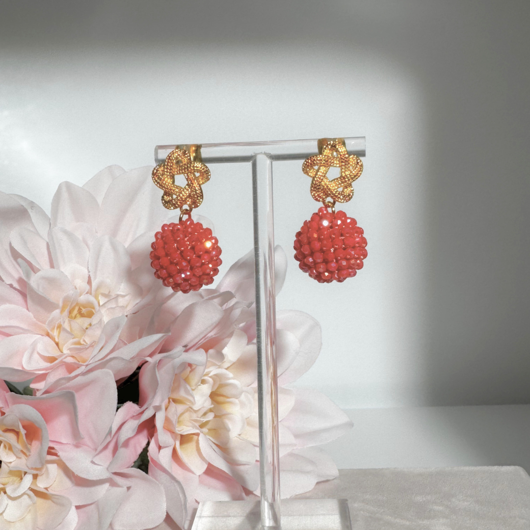 Eternity Coral Red Ohrringe mit facettierten Glasperlen in Korallrot