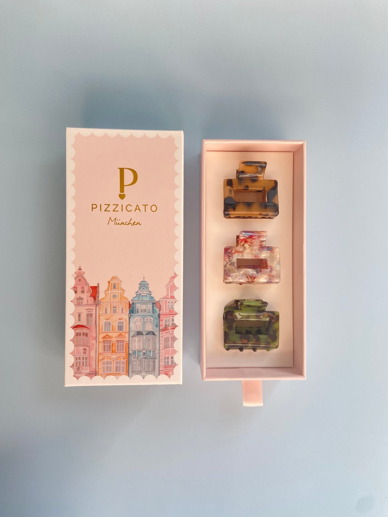 Geschenkbox Mini Minimalist mit drei Haarklammern in Pearly Leaves, Leo Dark und Olive Leo von Pizzicato