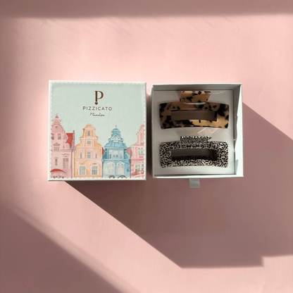 Large Geschenkbox mit Leo Light und Chia Black Haarklammern von Pizzicato