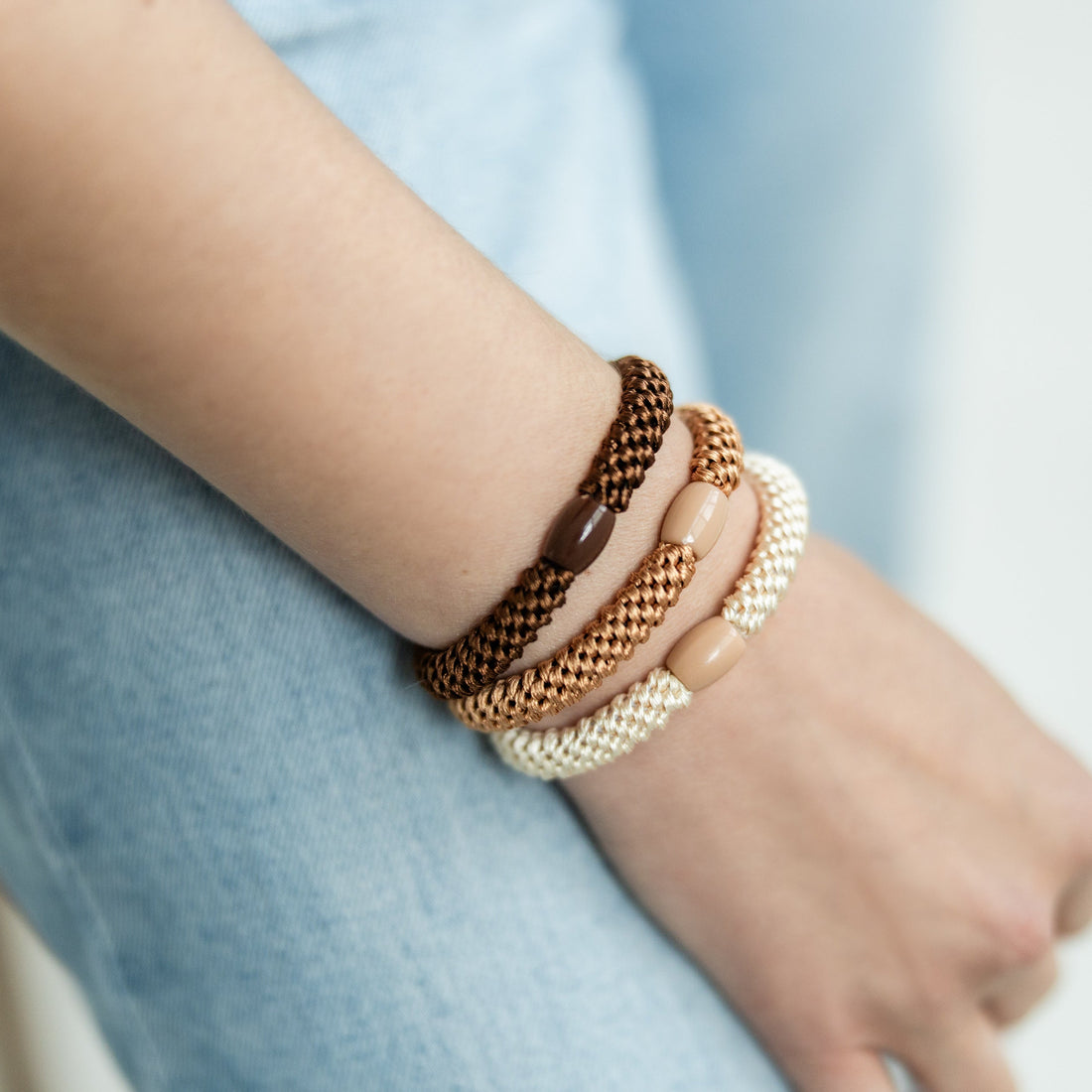 Am Handgelenk getragene geflochtenes Haargummis im 3er Set von Pizzicato in Mocca Cappucino Vanille 3er Set