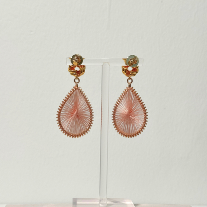 Rückansicht der Knotted Boho Blush Ohrringe mit filigranem Tropfen-Anhänger
