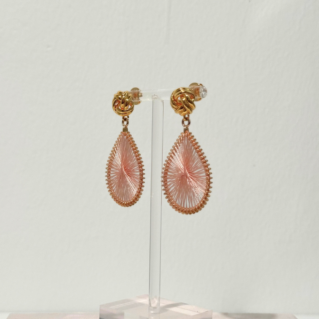 Seitenansicht der Knotted Boho Blush Statement Ohrringe von Pizzicato
