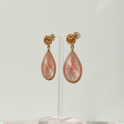 Seitenansicht der Knotted Boho Blush Statement Ohrringe von Pizzicato
