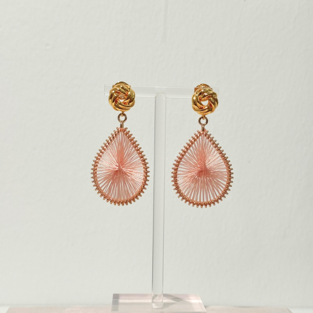 Knotted Boho Blush mit filigranem tropfenförmigem Anhänger in Blush
