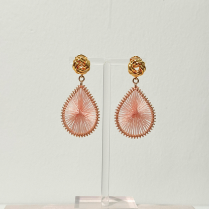 Knotted Boho Blush mit filigranem tropfenförmigem Anhänger in Blush
